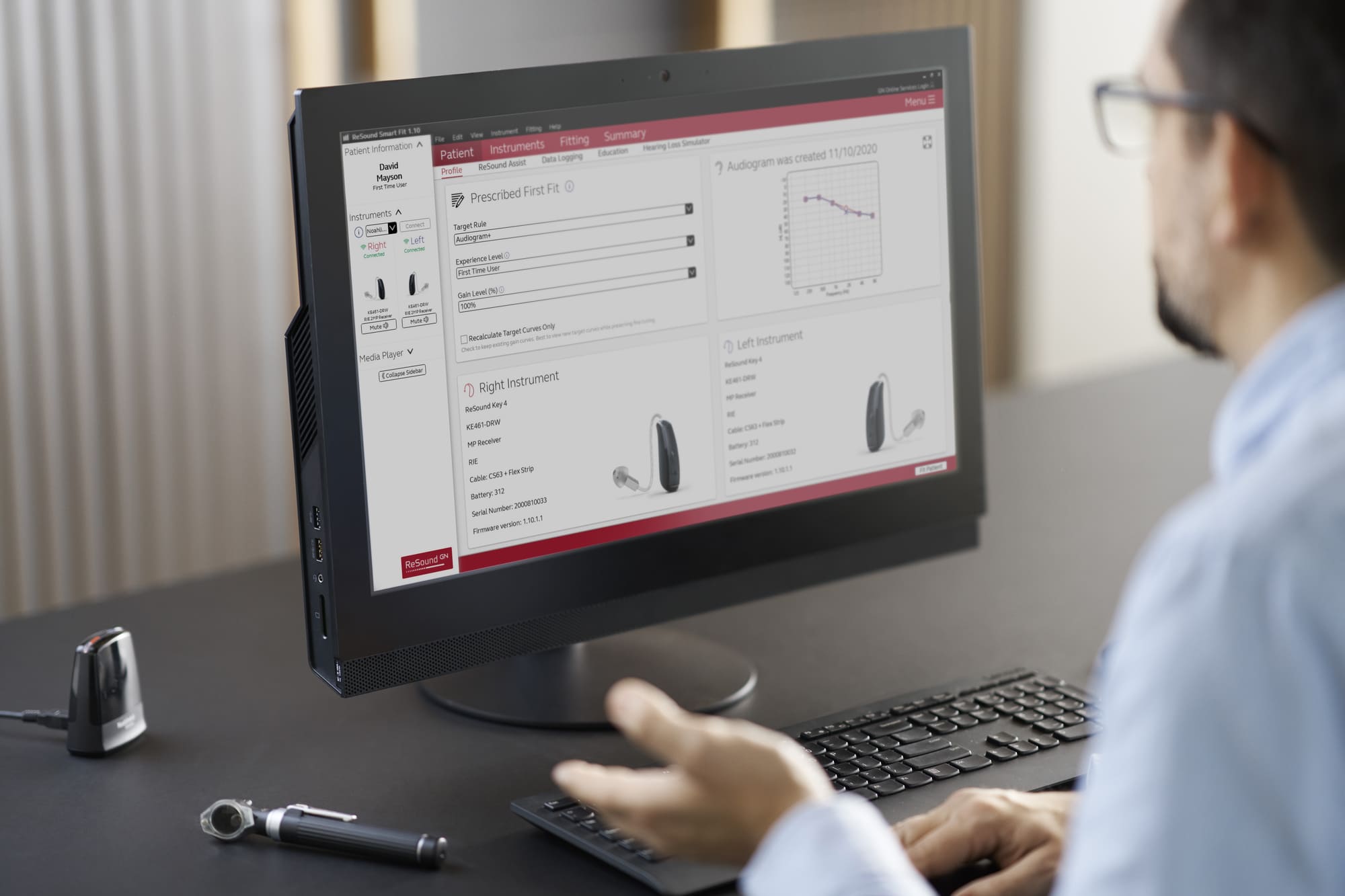 Ein Mann mit Brille betrachtet konzentriert einen Monitor mit medizinischen Daten in Grau